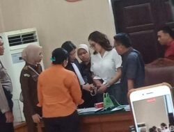 Nikita Mirzani Ngamuk di Ruang Sidang