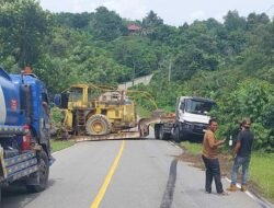 Truk Bermuatan Alat Berat Kandas, Akses Jalan Poros Bontang-Samarinda Lumpuh